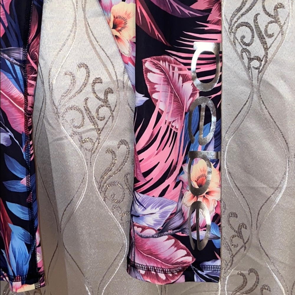 🌸NWT bebe sport hot pink tropical pocket Capri - Picture 4 of 8